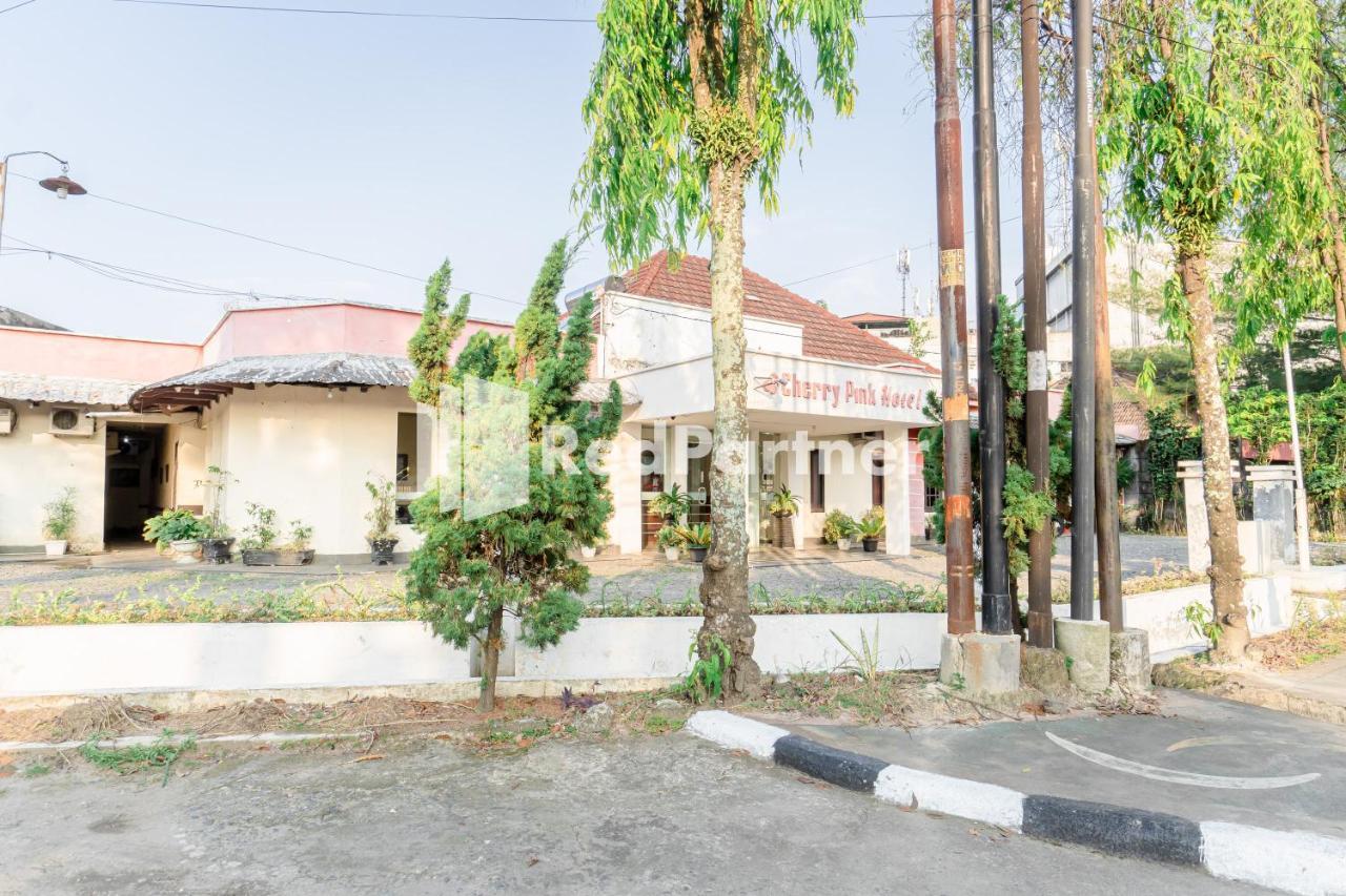 Cherry Pink Hotel Medan Mitra Reddoorz Exterior photo